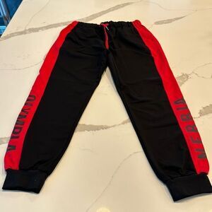Baodinong XXL Gymaesthe, TICs. Black & Red Sweatpants. Olympia Nebbia on the leg